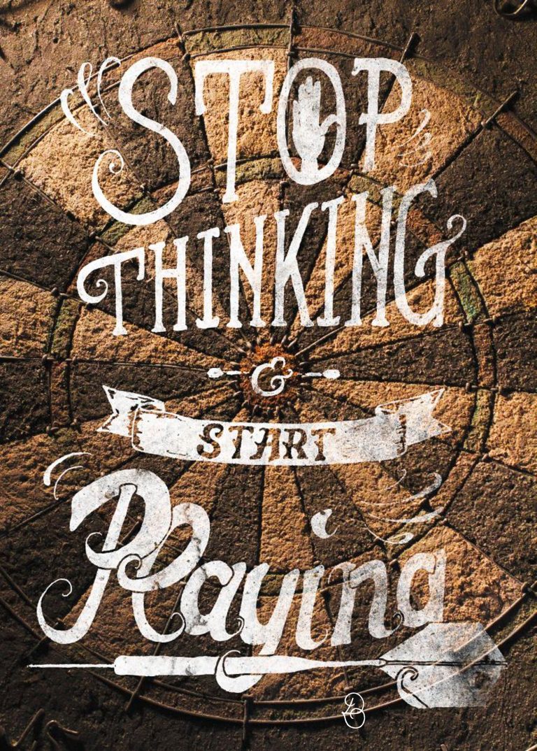 Komposition eines alten Dartboards mit dem handgemachten Letterdesign "Stop Thinking and Start Playing"