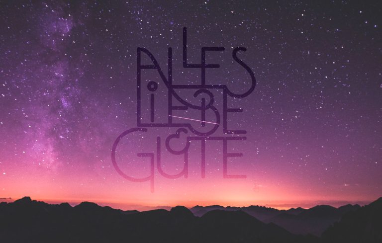 Komposition eines Fotos von einem Sternenhimmel mit dem transparenten Letterdesign "Alles Liebe & Gute" im Vordergrund