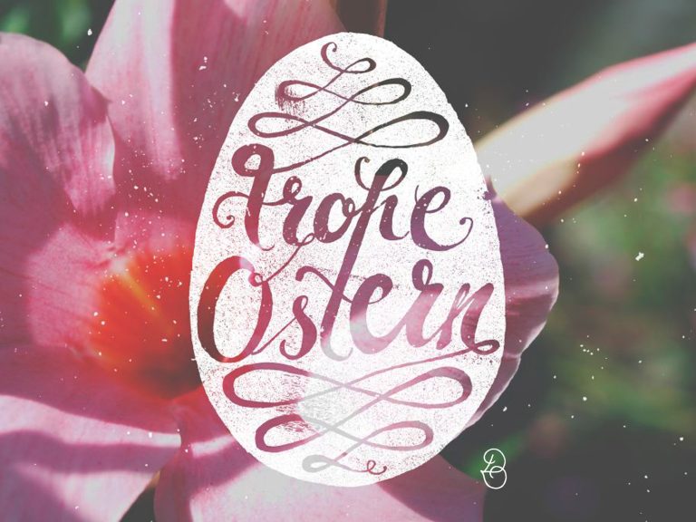 Komposition eines eigenen Blumenfotos mit dem handgemachten Letterdesign vom "Frohe-Ostern-Ei"