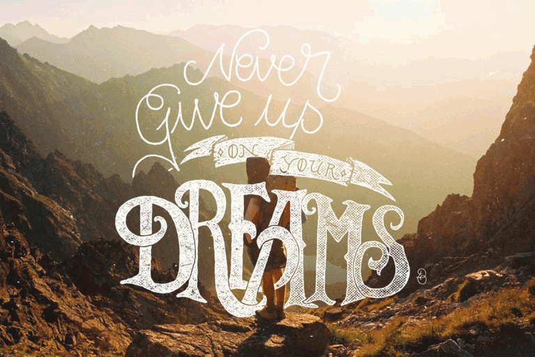 Typodesign aus verschiedenen handgemachten Schriften mit dem Schriftzug "never give up on your dreams"