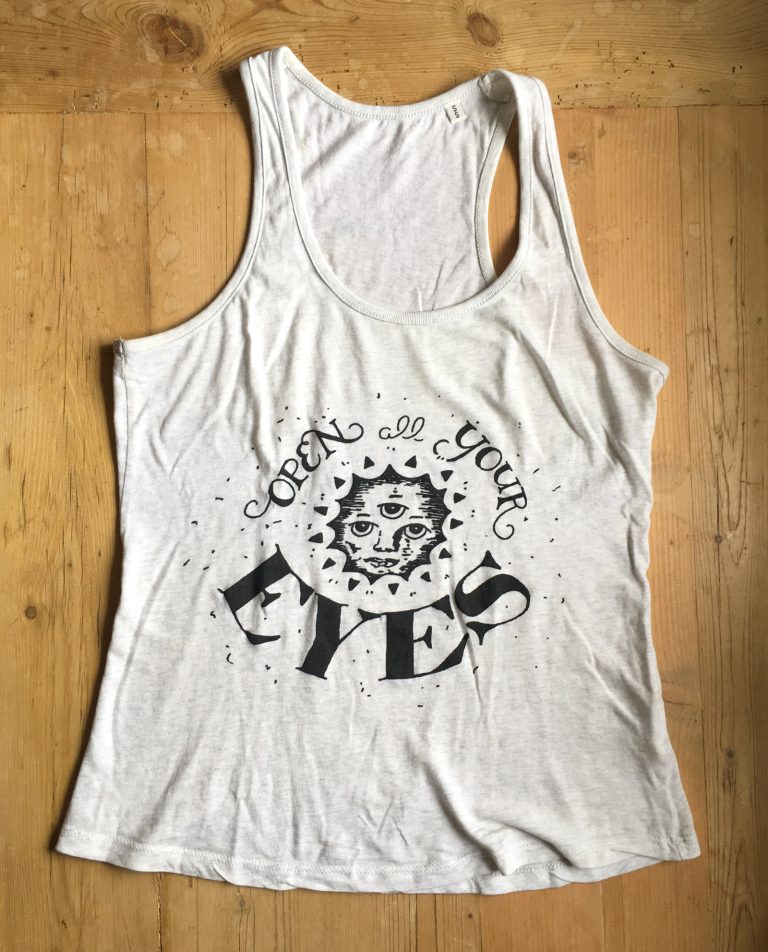 Ein Tanktop in weiß mit dem schwarzen Siebdruck meiner Illustration Open all your Eyes