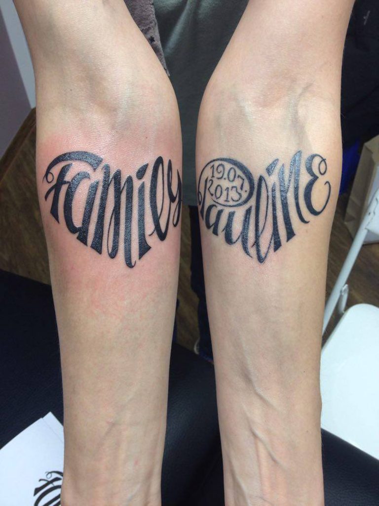 Foto der beiden Herz-Tattoos "Family" und "Pauline" auf Innenseite der Unterarme