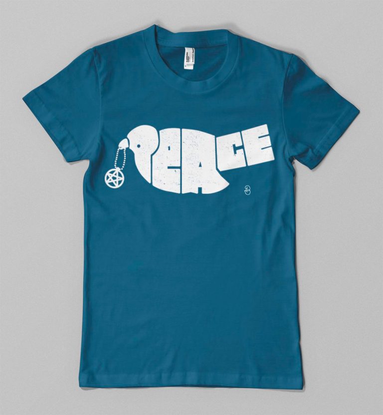 Blaues T-shirt mit einem weißen Siebdruck meiner PEACE-Taube mit dem 5-Elemente-Pentagramm in ihrem Schnabel